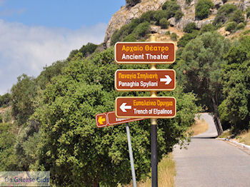 In de buurt van het Spiliani klooster, de Efpalinos tunnel en het oude theater in Pythagorion - Eiland Samos - Foto van https://www.grieksegids.nl/fotos/eilandsamos/350pixels/eiland-samos-foto-024.jpg