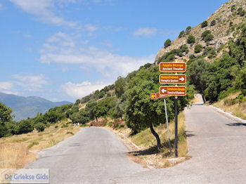 Tussen de olijfbomen en in de buurt van het Spiliani klooster, de Efpalinos tunnel en het oude theater in Pythagorion - Eiland Samos - Foto van https://www.grieksegids.nl/fotos/eilandsamos/350pixels/eiland-samos-foto-025.jpg