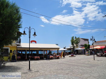 Terrasjes dorpsplein Heraion (Ireon) - Eiland Samos - Foto van https://www.grieksegids.nl/fotos/eilandsamos/350pixels/eiland-samos-foto-039.jpg