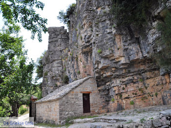 Ingang Agia Paraskevi klooster  bij  Monodendri - Zagori Epirus - Foto van https://www.grieksegids.nl/fotos/griekse-gidsnl/350pixels/zagoria-epirus-045.jpg