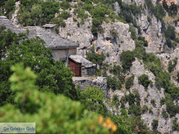 Agia Paraskevi klooster Vikos kloof - Zagori Epirus - Foto van https://www.grieksegids.nl/fotos/griekse-gidsnl/350pixels/zagoria-epirus-048.jpg