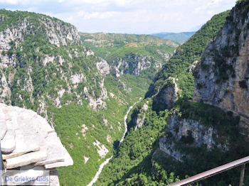 Vikos kloof gezien vanaf Agia Paraskevi klooster foto 1 - Zagori Epirus - Foto van https://www.grieksegids.nl/fotos/griekse-gidsnl/350pixels/zagoria-epirus-052.jpg