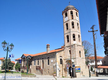 Gemeentehuis Arnaia + kerktoren | Athos gebied Chalkidiki | Griekenland - Foto van https://www.grieksegids.nl/fotos/griekse-gidsnl/chalkidiki350/athos-gebied-chalkidiki-067.jpg