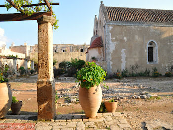 Tot rust komen in het klooster van Arkadi - Foto van https://www.grieksegids.nl/fotos/grieksegidsinfo-fotos/albums/userpics/10001/normal_arkadi-klooster-6.jpg