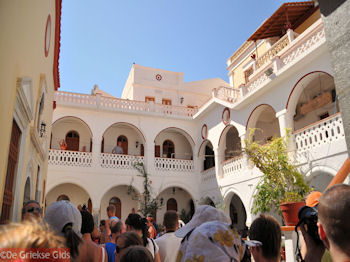 Binnenplaats Michail Panormitis klooster- Eiland Symi - Foto van https://www.grieksegids.nl/fotos/grieksegidsinfo-fotos/albums/userpics/10001/normal_eiland-symi-05.jpg