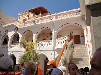 Monnik Panormtis klooster - Eiland Symi - Foto van https://www.grieksegids.nl/fotos/grieksegidsinfo-fotos/albums/userpics/10001/normal_eiland-symi-07.jpg