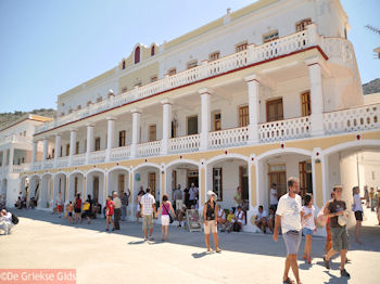 Gebouw bij Panormitis klooster - Foto van https://www.grieksegids.nl/fotos/grieksegidsinfo-fotos/albums/userpics/10001/normal_eiland-symi-14.jpg