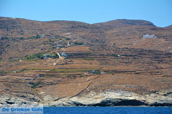 Taxiarches klooster Serifos vanaf de zee gezien - Foto van https://www.grieksegids.nl/fotos/serifos/normaal/serifos-grieksegids-007.jpg