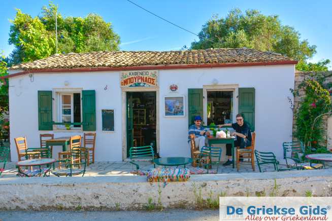 Café o Bournaos Magazia Paxos Paxi Ionische eilanden Griekenland - De Griekse Gids - Foto van https://www.grieksegids.nl/fotos/uploads-thumb/28-01-25/1738087384._cafe-o-bournaos.jpg