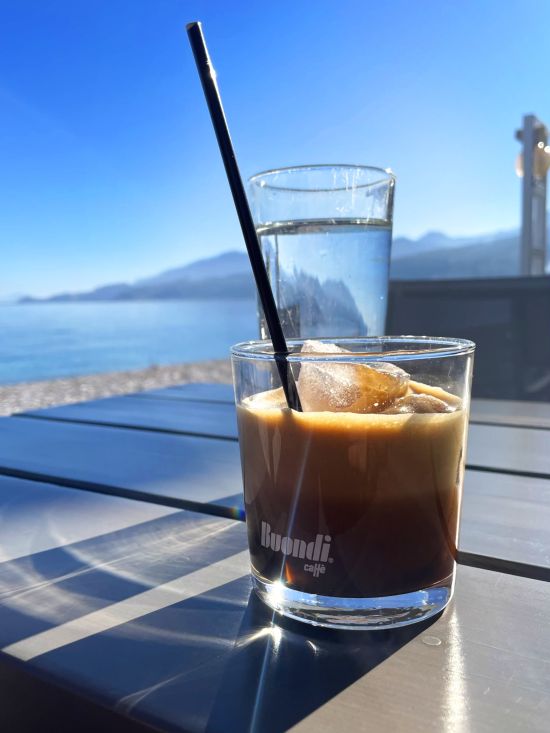 freddo espresso aan het strand